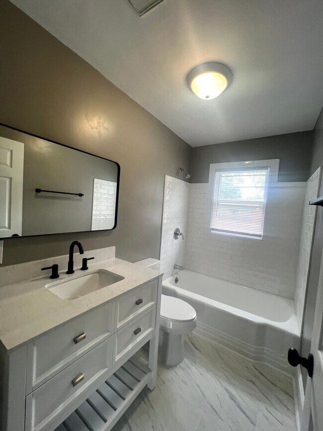 Building Photo - 124 Eastwood Ave