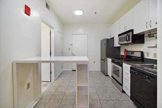 Building Photo - Logan Circle! //Professionally Managed & Recently Renovated // Studio  // Open Floor-Plan in a Mo...