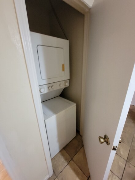 Building Photo - 104 E Truman Ave