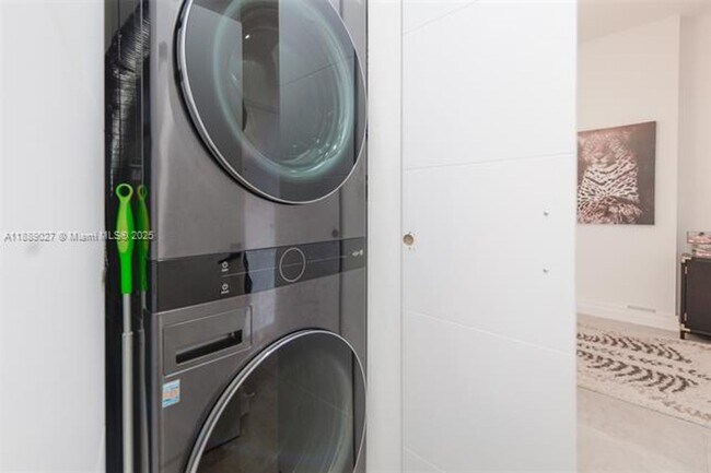 Building Photo - 725 NE 22nd St