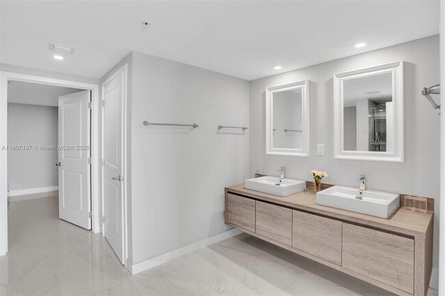 Building Photo - 400 Sunny Isles Blvd