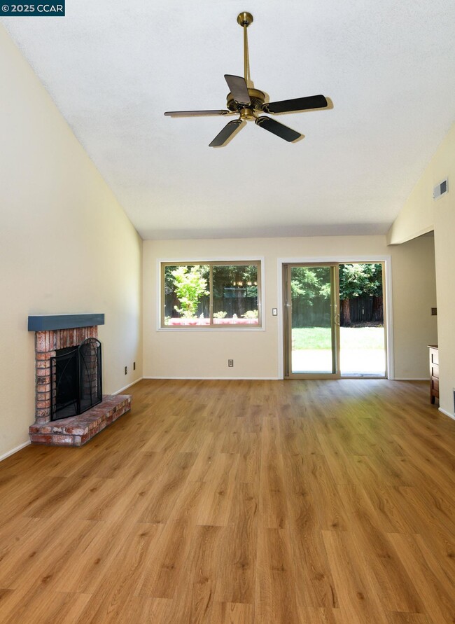 Building Photo - 555 Willow Ct