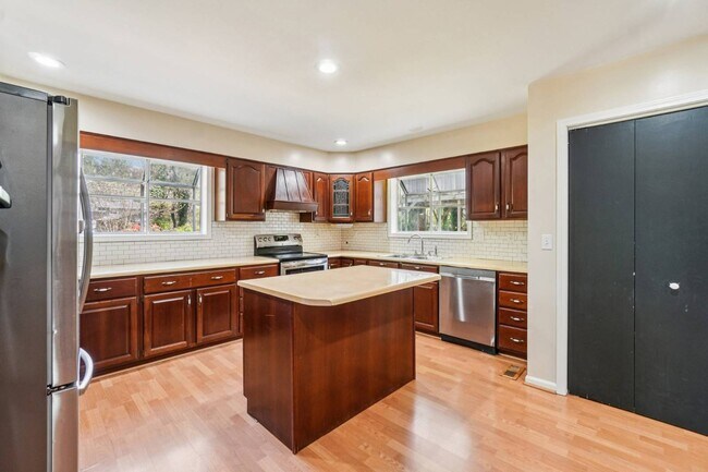 Building Photo - 710 Heatherwood Dr