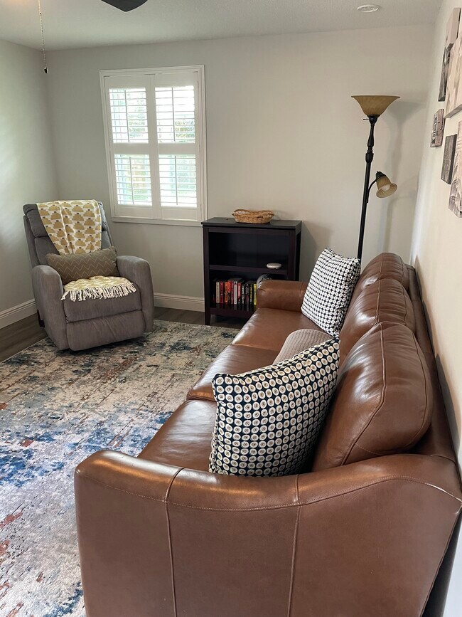 Building Photo - 1430 Lake Weldona Dr