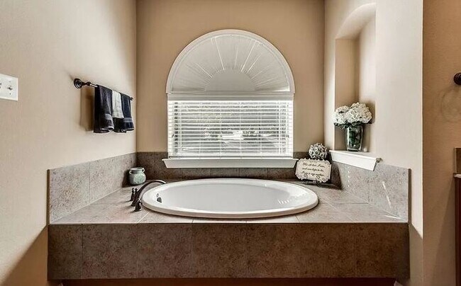 Building Photo - Upscale living in this fabulous Townhome!