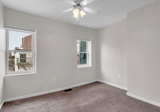 Building Photo - Beautifully Renovated Townhome in Mt. Vern...