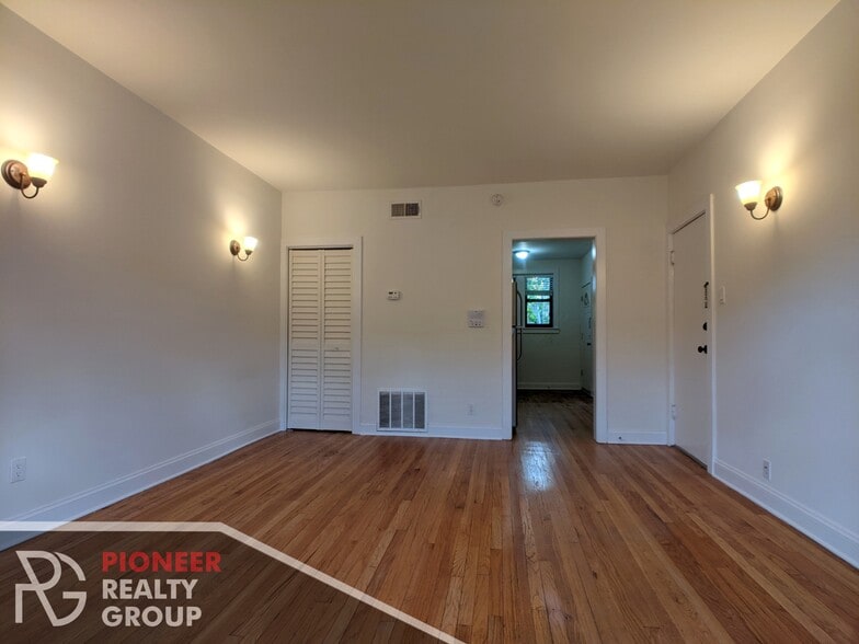 Building Photo - 4036 N Ashland Ave