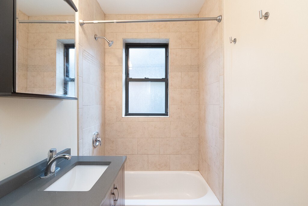 Building Photo - 3732 N Pine Grove Ave