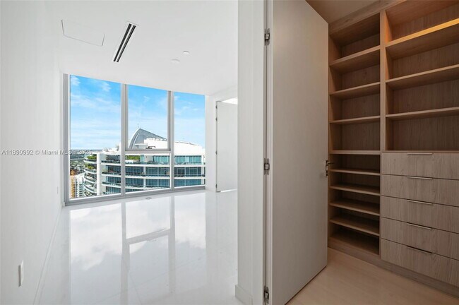 Building Photo - 300 Biscayne Blvd Way