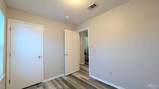 Building Photo - 424 Pine Crescent Way