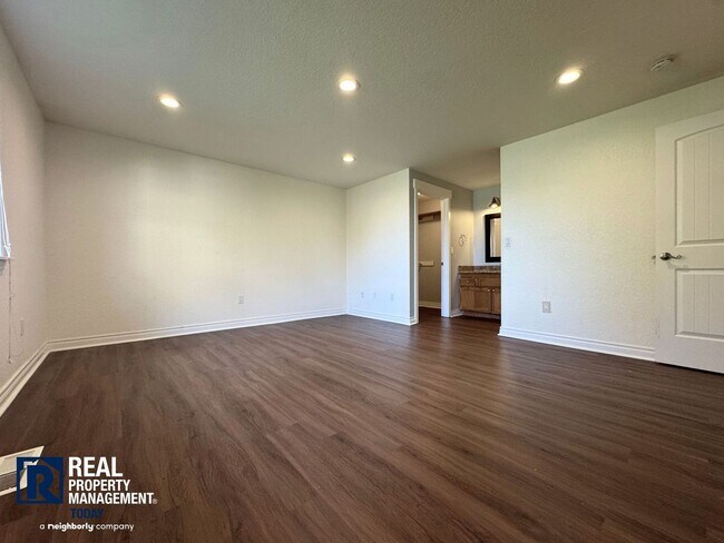 Building Photo - Charming 3-Bedroom Home with Fenced Yard & 2-Car Garage Near Downtown Puyallup!!