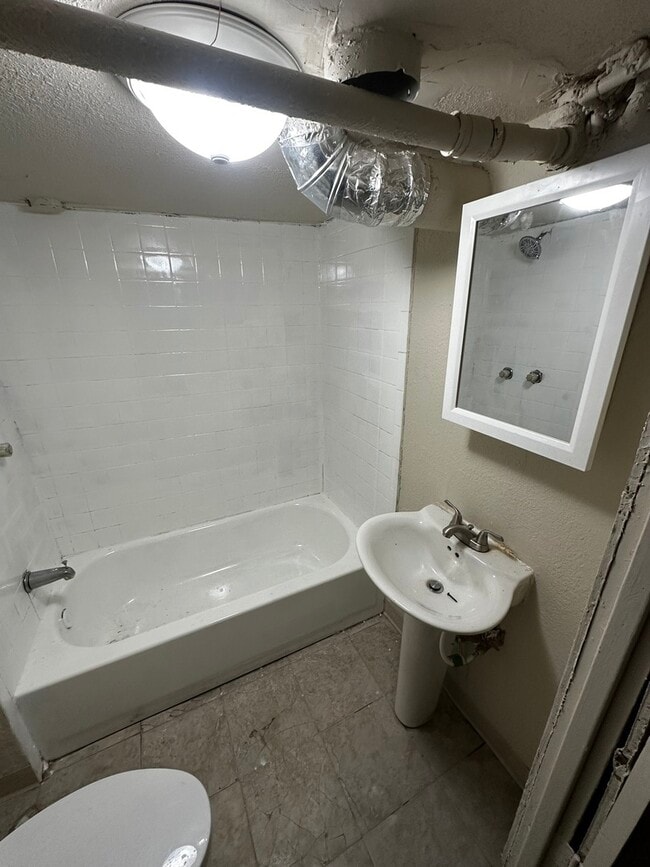 Building Photo - 435 S Poplar Ave