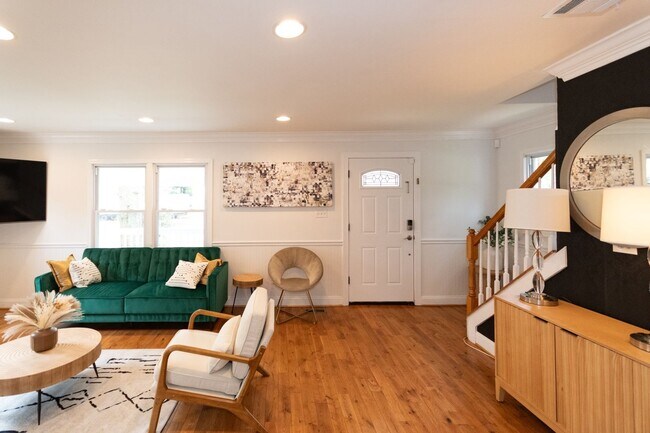Building Photo - Spacious 5BR House in Takoma Park