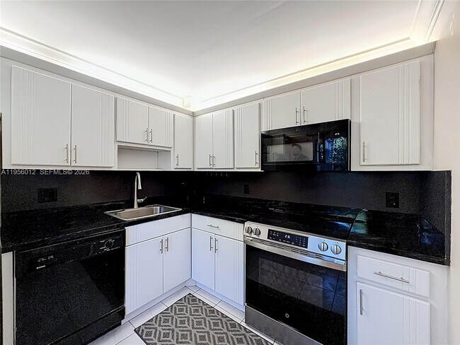 Building Photo - 605 Oaks Dr