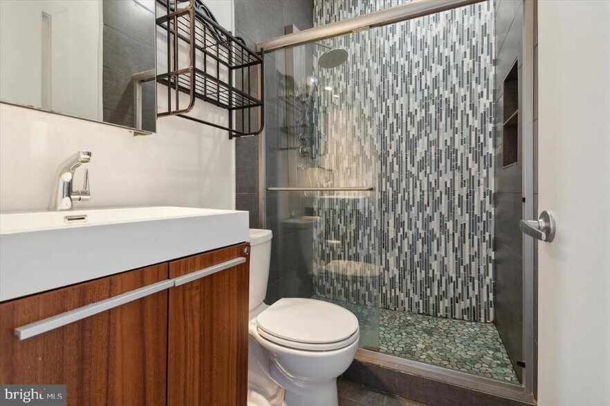 Full bathroom 1 - 808 N 4th St