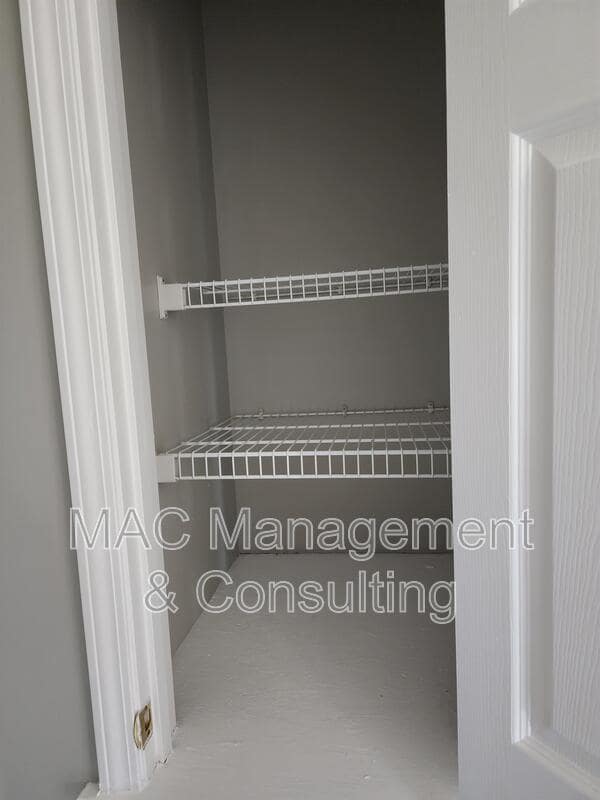 Building Photo - 143 W Gate Dr