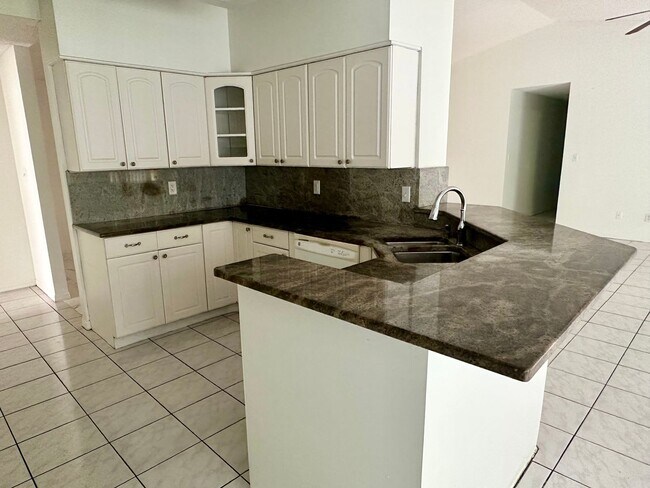 Building Photo - Huge 4/3 home in Lake Mary