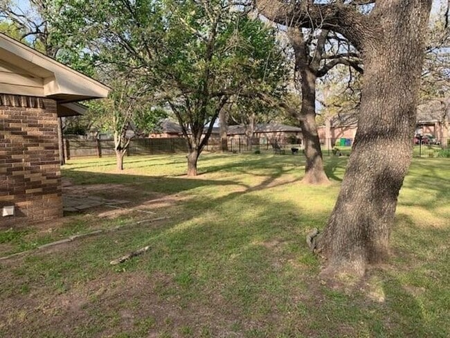 Building Photo - Beautiful 2 Bed Room 1 Bath