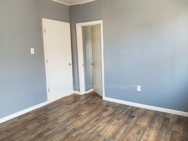 Building Photo - Very Large Newly Renovated - 3 Bed 1 Bath ...