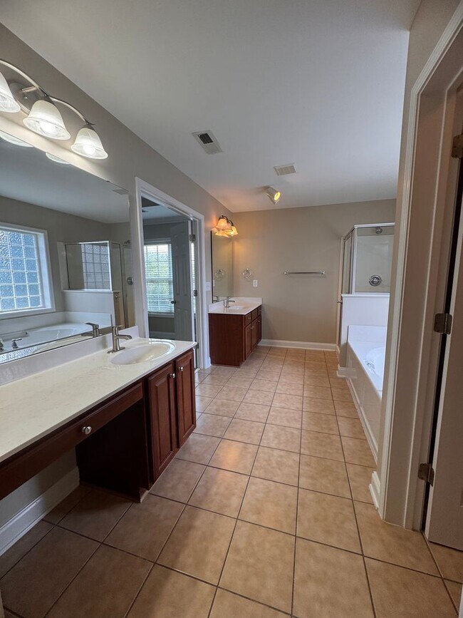 Building Photo - Stunning 5 Bedroom 4 Bath Home with 3 Car ...