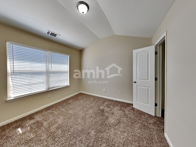 Building Photo - 812 Whitfield Oak Rd