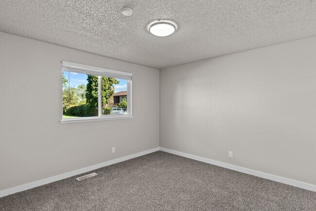 Building Photo - Spacious, 1100 sq foot 2 Bedroom 1.5 Bath with full size washer and dryer!