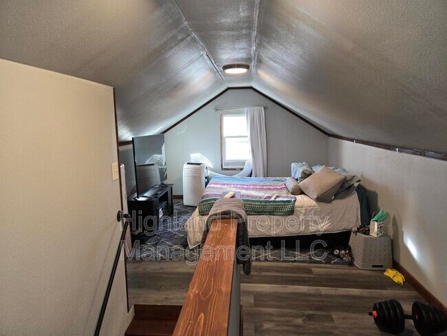 Building Photo - 1160 NE Lake St