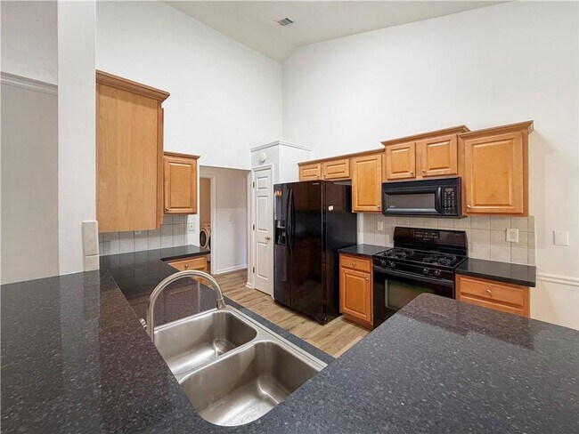 Building Photo - 3385 Stoneleigh Run Dr NE