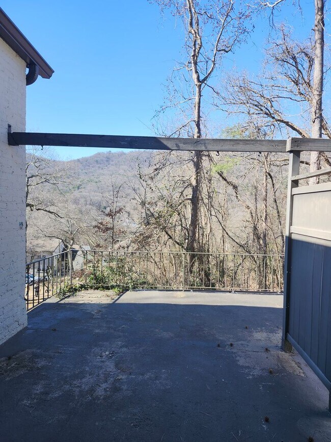 Building Photo - 4911 Sunnyside Ave