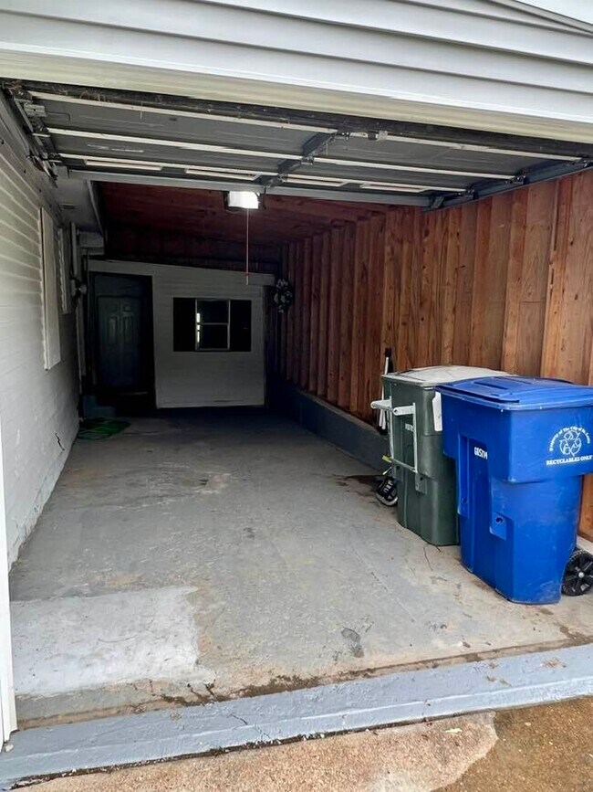 Building Photo - 2754 McCausland Ave