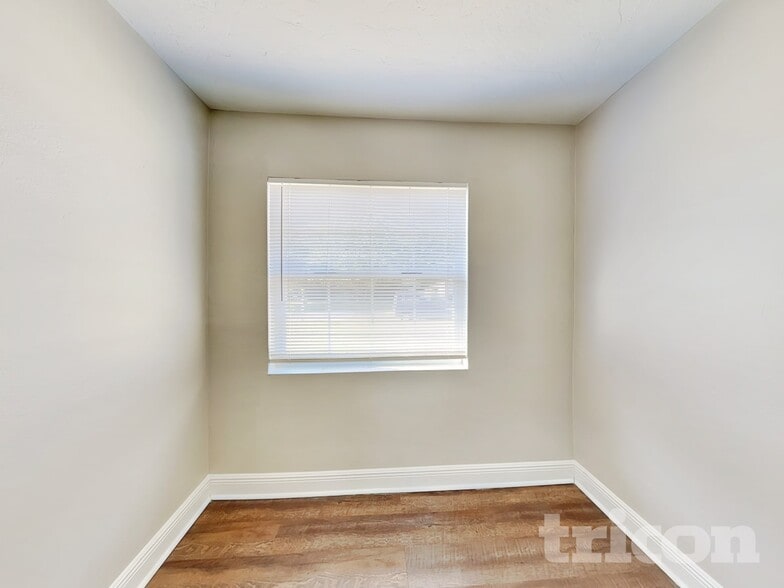 Building Photo - 3909 W Wallace Ave