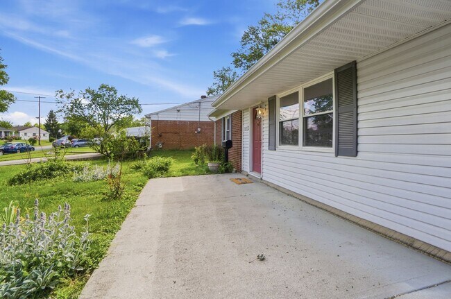 Building Photo - Three Bedroom Home with Great Outdoor Entertainment Space!
