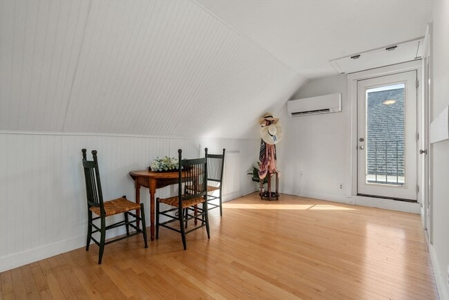 Building Photo - 32 Richardson St