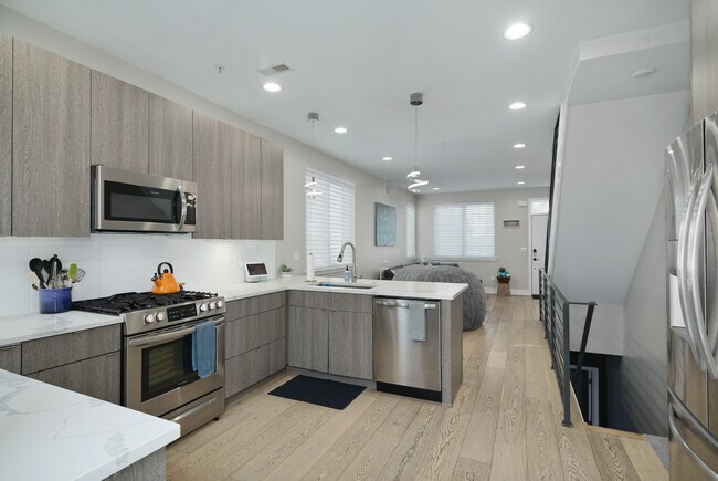 Building Photo - 1110 S 27th St