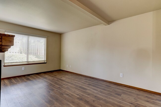Building Photo - 3 Bedroom and 2.5 Bath End Unit Townhouse
