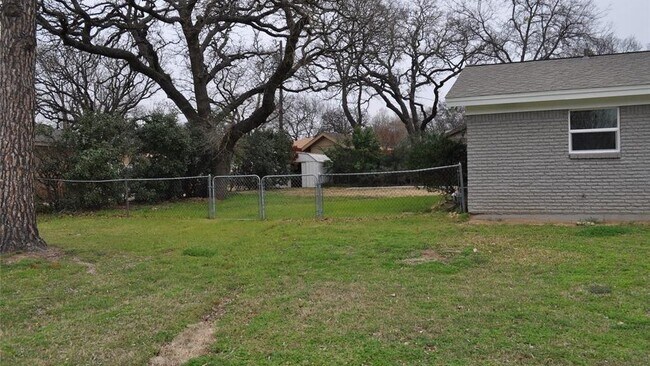 Building Photo - 2232 Shady Brook Dr
