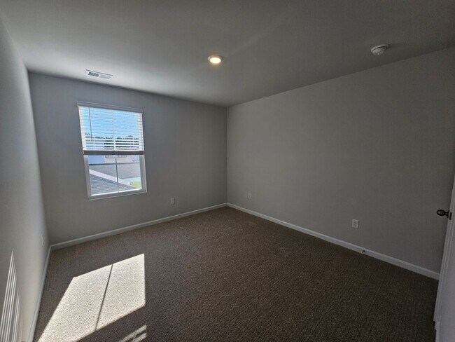 Building Photo - Waterfall Villages - 5 Bedroom- 2.5 Bath