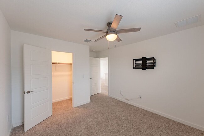 Building Photo - Modern 4 bedroom, 3 bathroom home in Canta...