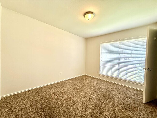 Building Photo - 17129 Bishopsgate Dr