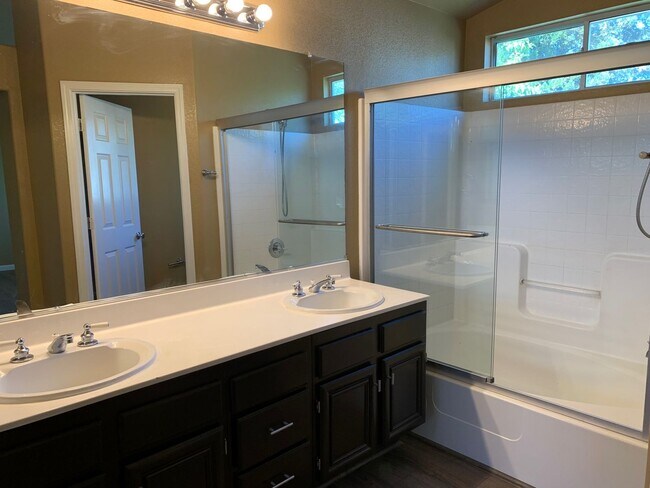 Building Photo - Fantastic Antioch Home!