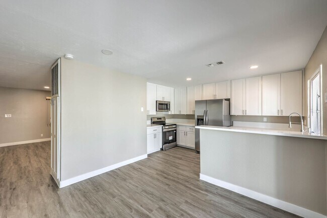 Building Photo - Huge one bedroom condo close community pool and tennis courts.