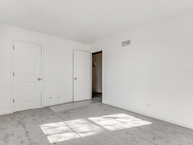 Building Photo - 1053 Symphony Dr