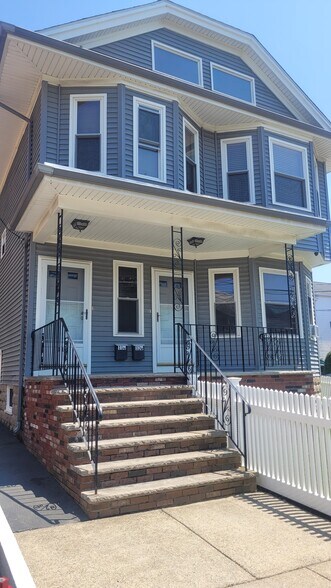 Building Photo - 118 W Adams St