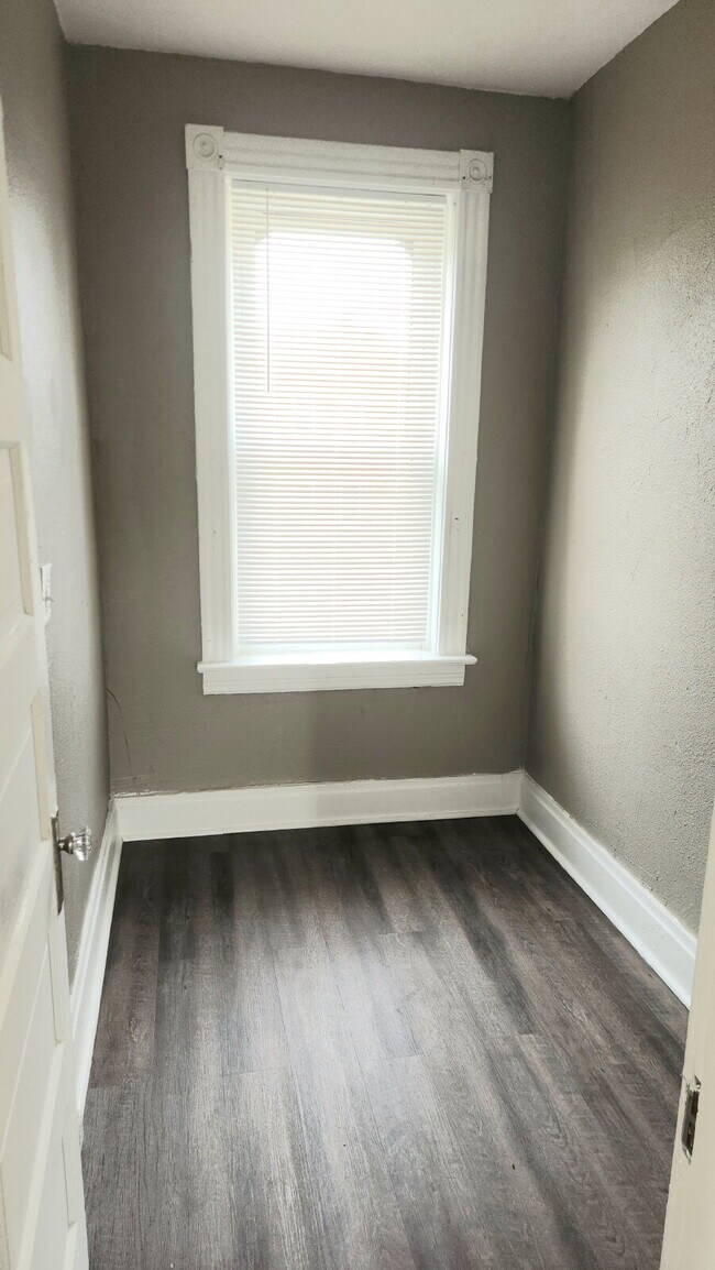 Building Photo - "Charming 3-Bedroom Retreat in the Heart o...