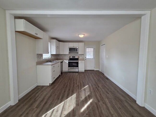 Building Photo - Beautiful Brick - Ranch Style Home!