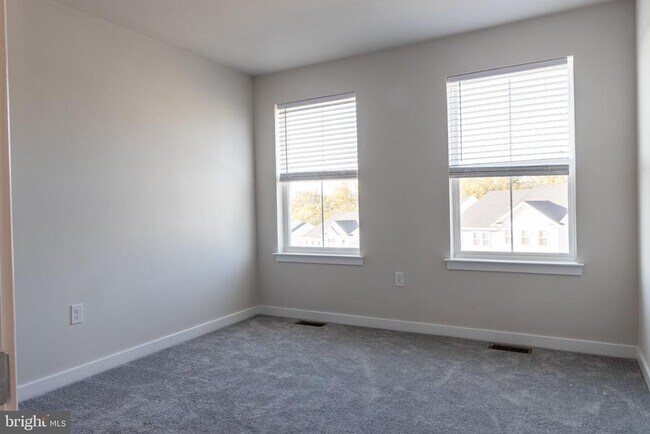 Building Photo - 113 Four Leaf Dr