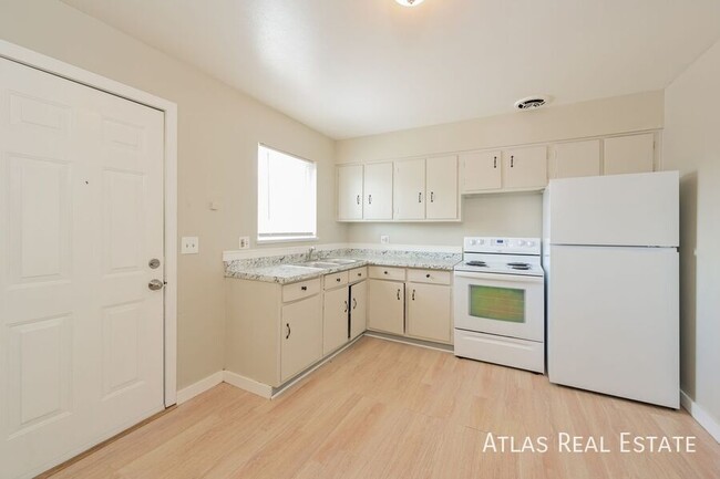 Building Photo - 2 bedroom 1 bath near light rail! Off Stre...