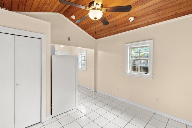 Building Photo - Unfurnished Studio!