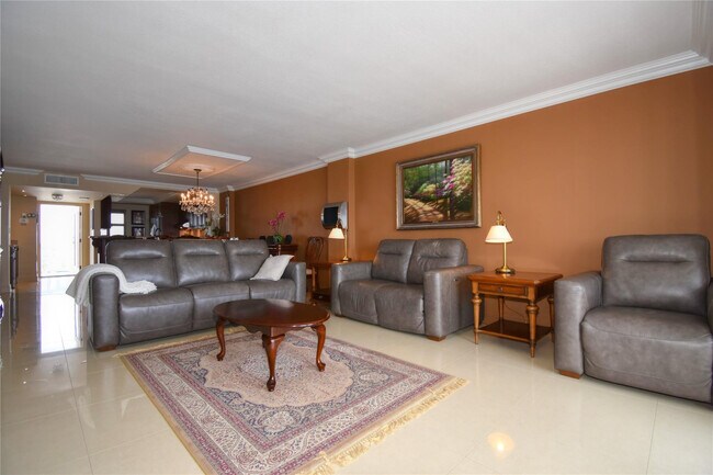 Building Photo - 1012 N Ocean Blvd