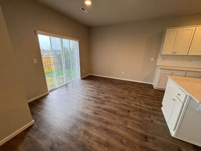 Building Photo - Beautiful, 5-Bedroom Camas Home